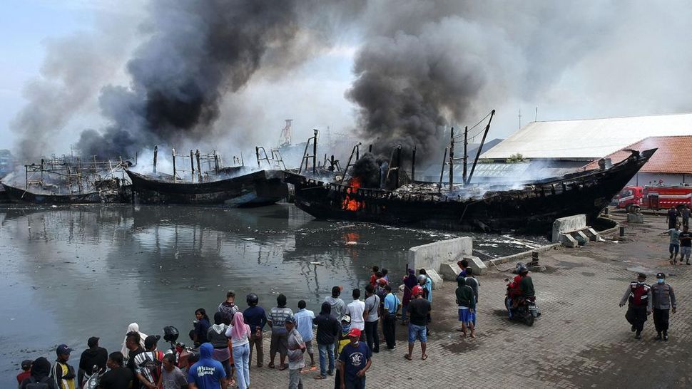 Foto 13 Perahu Nelayan Habis Terbakar Di Pelabuhan Tegal-2